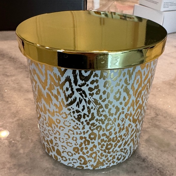 Lilly Pulitzer Gold and White Patterned Candle NWT - Picture 1 of 5